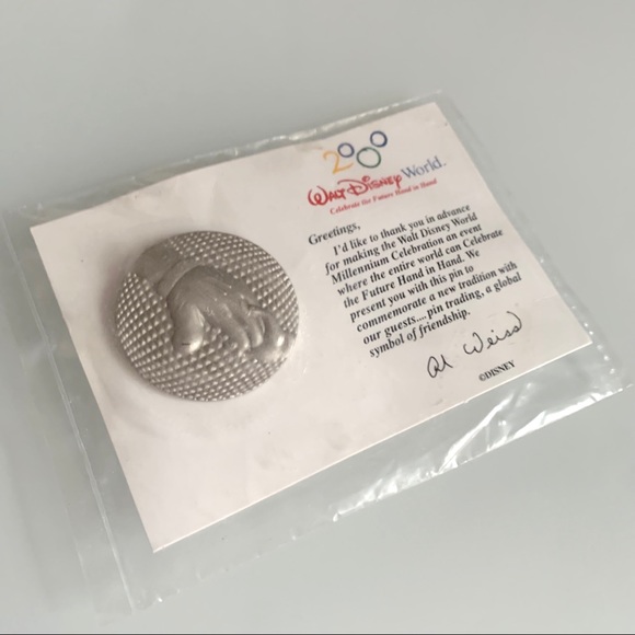 Celebrate The Future Hand In Hand - Walt Disney World Millennium Friendship Pin - Picture 7 of 8